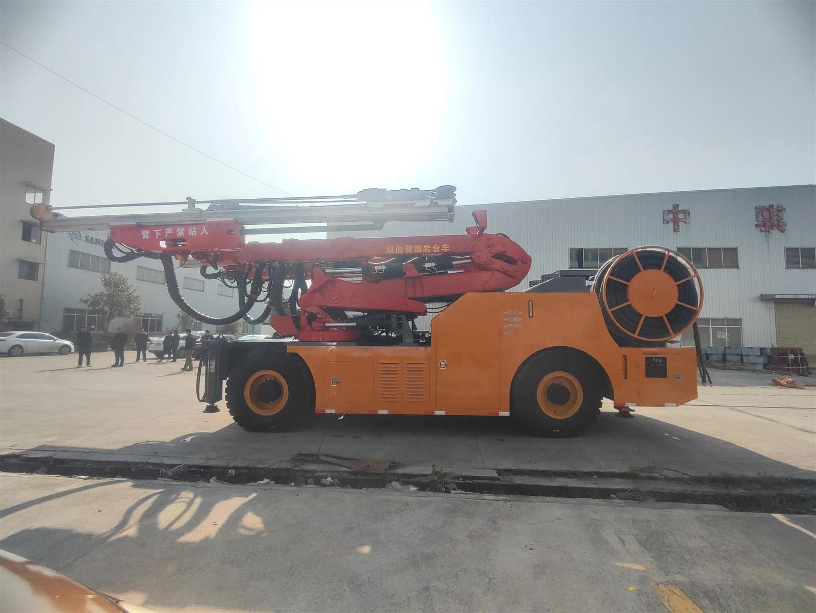 Double curved-boom rock drilling machine work for tunel of high speed rail 2 Double curved-boom rock drilling machine work for tunel of high speed rail 2