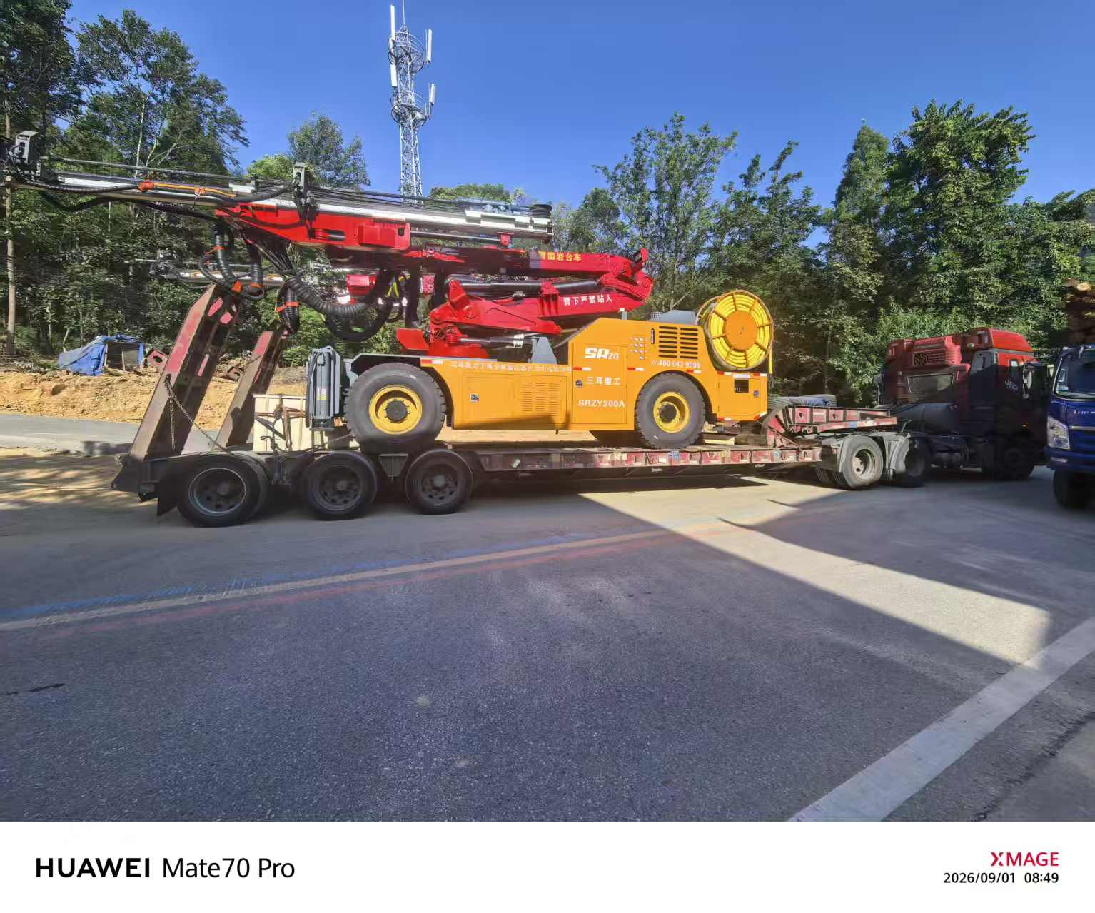 Double-boom rock drilling jumbo 1 Double-boom rock drilling jumbo 1